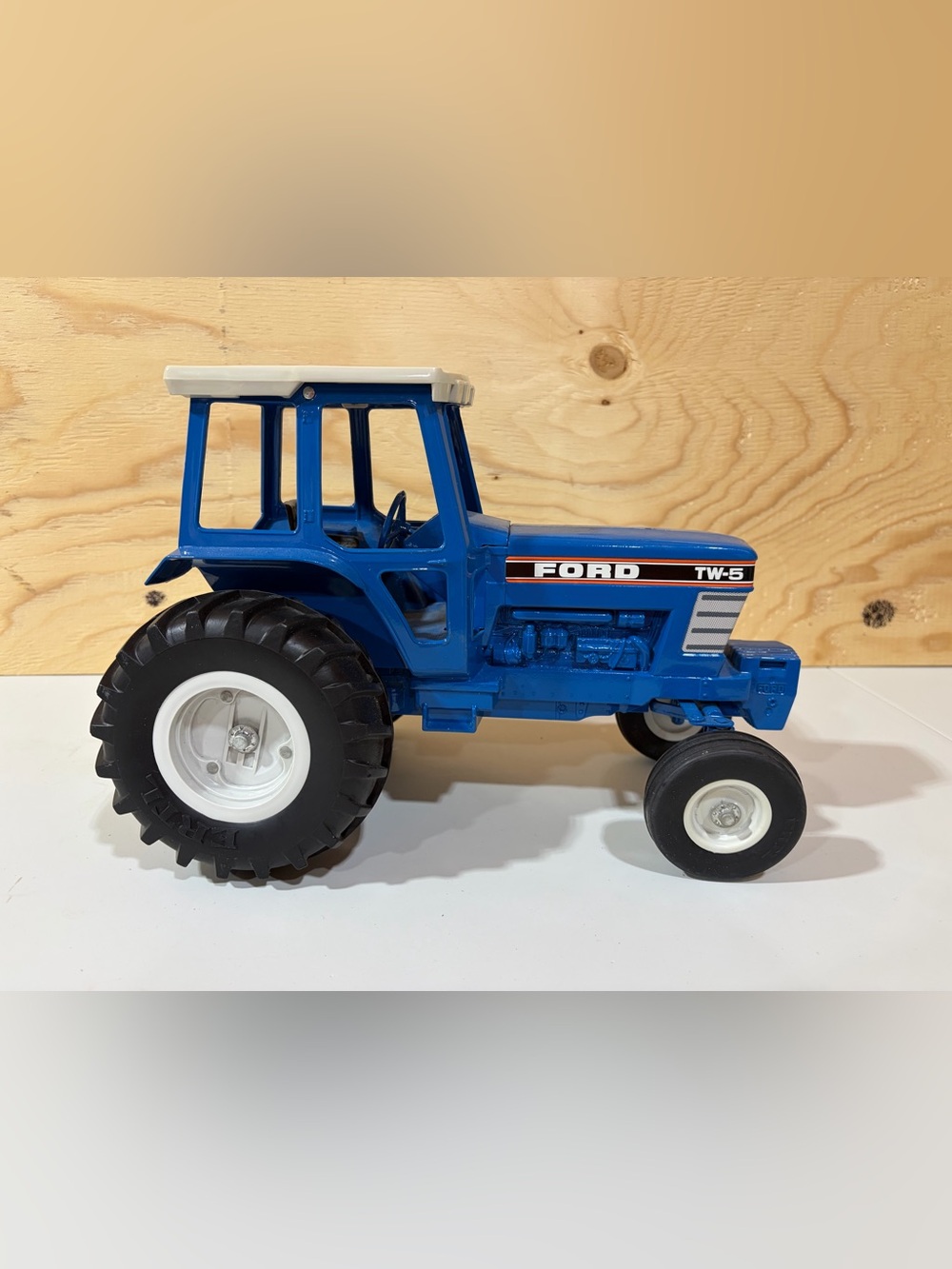 Vintage ERTL Ford TW-5 Tractor Large Farm Toy Made in USA